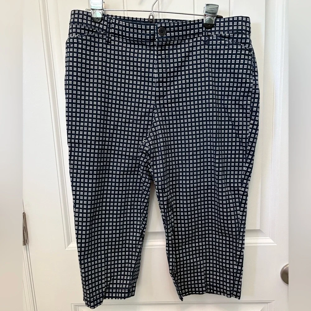 Gloria Vanderbilt khaki unlimited navy/white checkered Capri. Size 14.